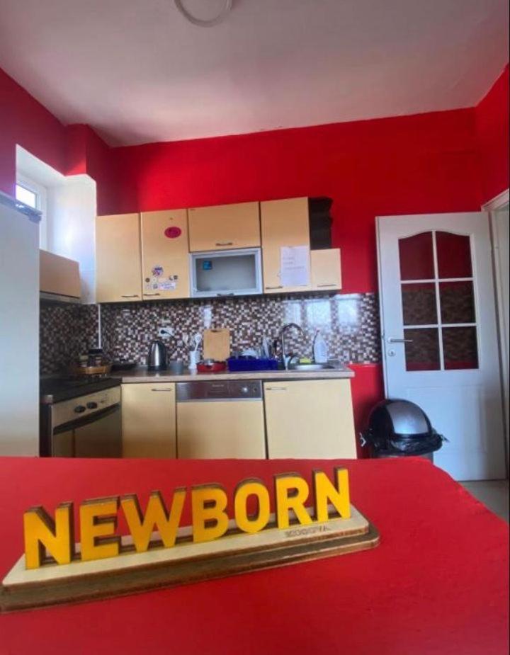Newborn Center Hostel All Day Free Coffee 普里什蒂纳 外观 照片