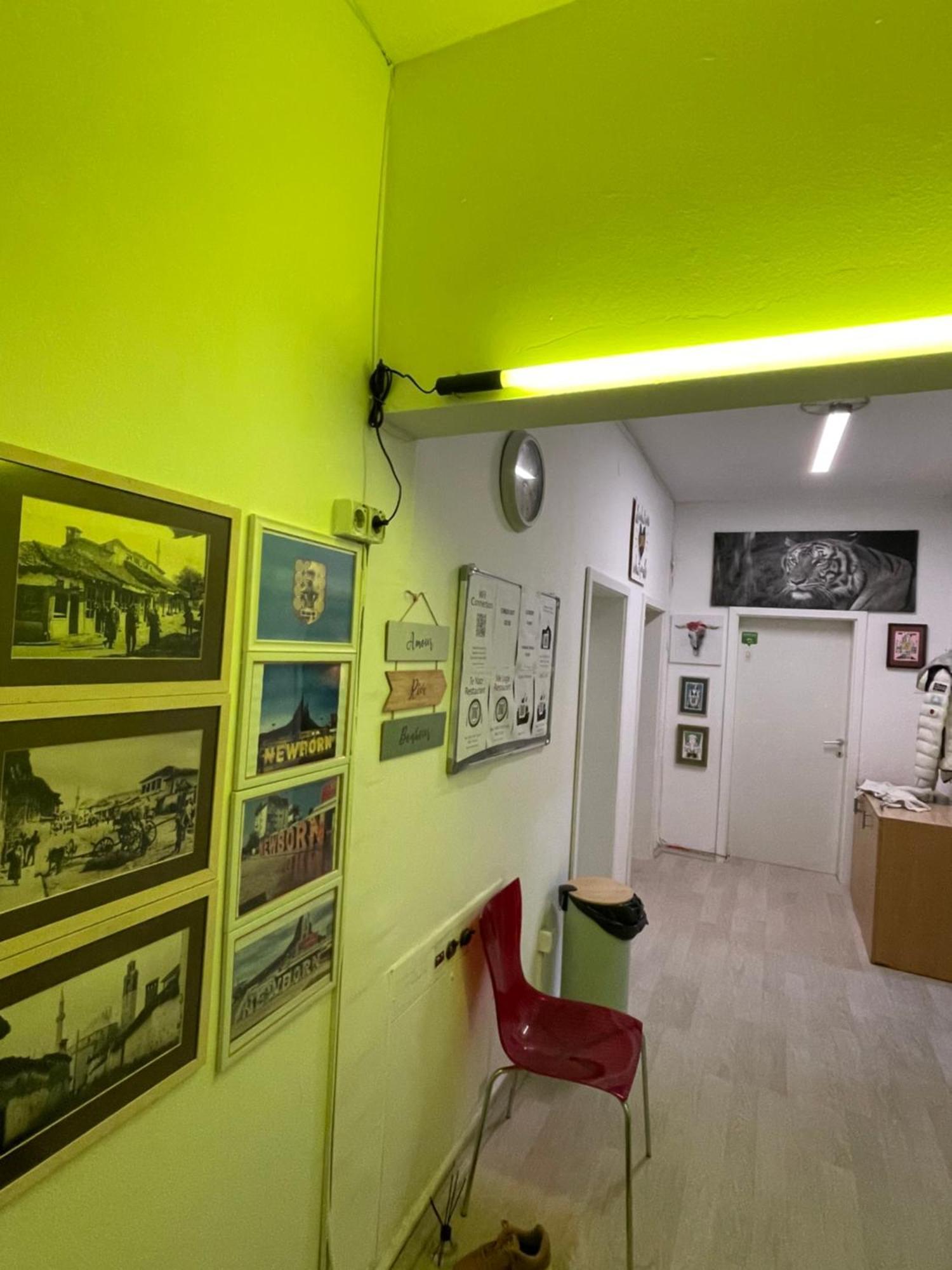 Newborn Center Hostel All Day Free Coffee 普里什蒂纳 外观 照片